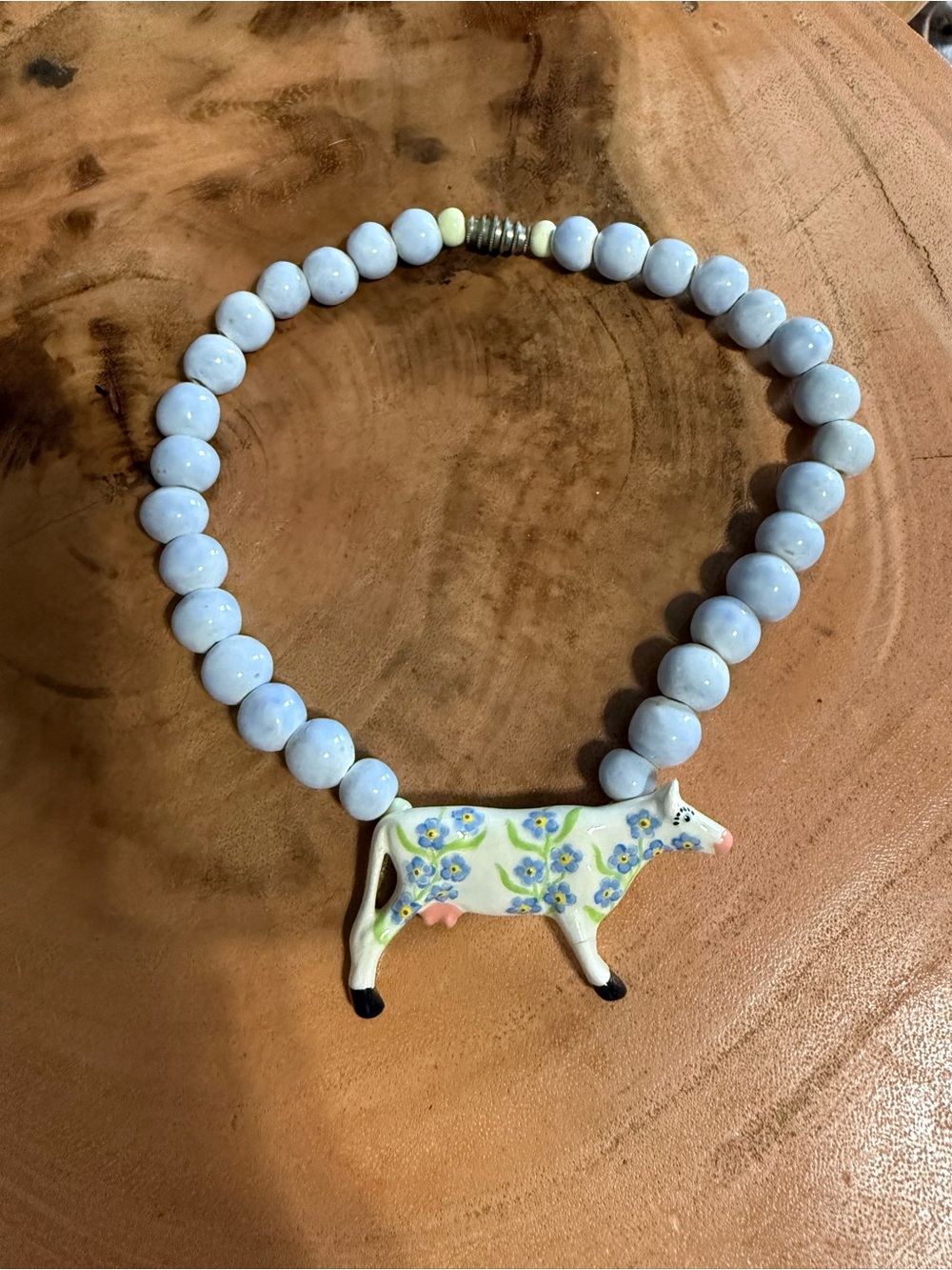 Vtg Parrot Pearls Ceramic Necklace with Floral Cow Pendant - Light Blue